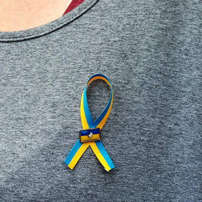 Schulter mit Pin und Solidarittsbndchen